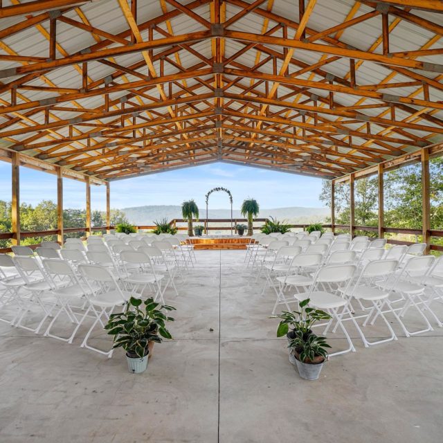 Ivy Jeans Ozark Farmstead in Cape Fair, MO just finished up their wedding venue and it’s gorgeous! 

#weddingvenue #bransonwedding #bransonmissouri #discoverbranson #photography #realestatephotography